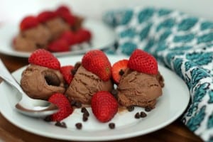Let me introduce you to a dessert that has three elements to satisfy that evening sweet tooth. It’s chocolatey, it’s fruity, it has a nice crunch and probably the best thing about it – it’s super easy! I’m talking about Strawberry Chocolate Crunch.