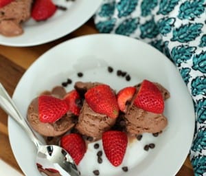 Let me introduce you to a dessert that has three elements to satisfy that evening sweet tooth. It’s chocolatey, it’s fruity, it has a nice crunch and probably the best thing about it – it’s super easy! I’m talking about Strawberry Chocolate Crunch.