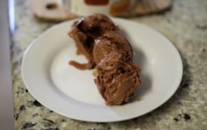 Let me introduce you to a dessert that has three elements to satisfy that evening sweet tooth. It’s chocolatey, it’s fruity, it has a nice crunch and probably the best thing about it – it’s super easy! I’m talking about Strawberry Chocolate Crunch.