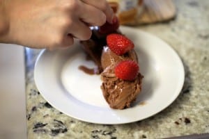 Let me introduce you to a dessert that has three elements to satisfy that evening sweet tooth. It’s chocolatey, it’s fruity, it has a nice crunch and probably the best thing about it – it’s super easy! I’m talking about Strawberry Chocolate Crunch.