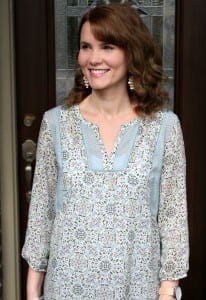 Spring outfit idea: Rolled denim, pastel tunic and patent sandals in blush.