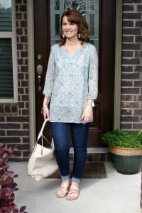 Spring outfit idea: Rolled denim, pastel tunic and patent sandals in blush.