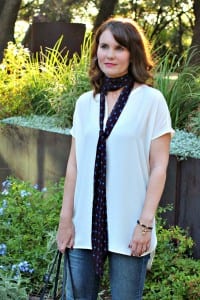 Fall Outfit idea: Pair a skinny scarf with a tunic, jeans and ankle boots. See three different ways to tie a skinny scarf for different looks. Fall Outfit idea: Pair a skinny scarf with a tunic, jeans and ankle boots. See three different ways to tie a skinny scarf for different looks.