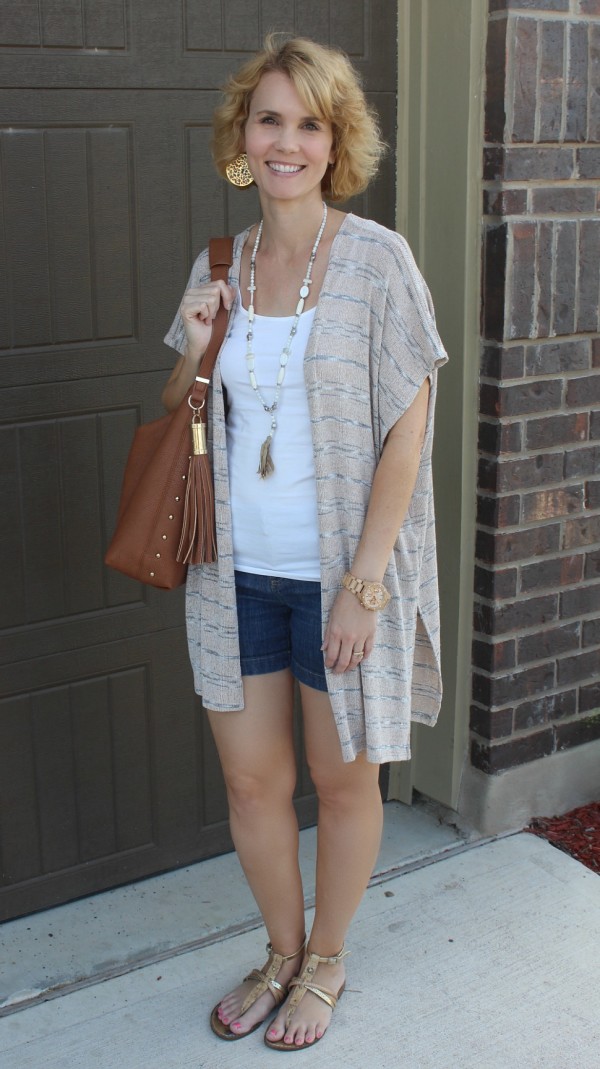 The hot weather has arrived and now you’re in search of some summer shorts outfits! I love wearing a long cardigan with shorts. It adds such a pretty element to a basic pair of denim shorts and dresses it up. You can dress this up or down, making it more casual, by swapping out the shoes. Wear wedges instead of sandals and add a few more accessories to give it a classy look.
