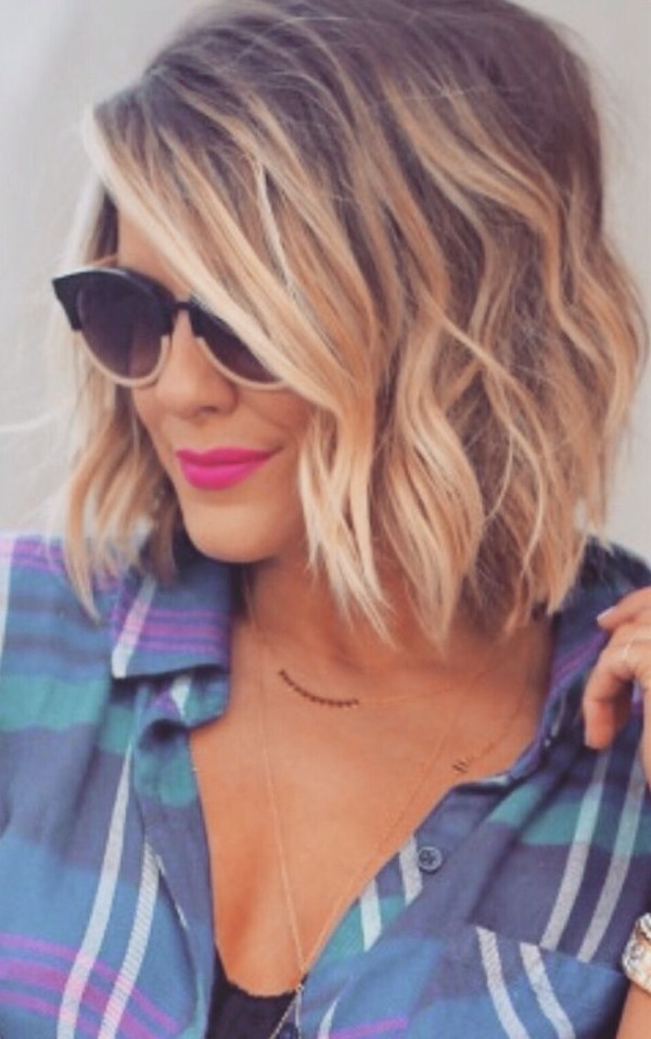 These 30 medium length hairstyles for women are so pretty, you’ll fall in love with them all. There are styles for thick hair, with bangs and without, curly hair, for work or for the weekend. Most of these are fairly easy to achieve. Just show your stylist a picture of the medium length hairstyle of your dreams and let her/him work their magic. There’s one with blond highlights and cut shoulder length that I have my eye on.