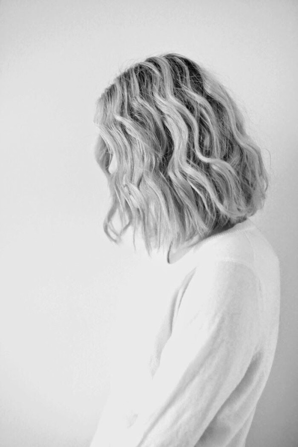 These 30 medium length hairstyles for women are so pretty, you’ll fall in love with them all. There are styles for thick hair, with bangs and without, curly hair, for work or for the weekend. Most of these are fairly easy to achieve. Just show your stylist a picture of the medium length hairstyle of your dreams and let her/him work their magic. There’s one with blond highlights and cut shoulder length that I have my eye on.