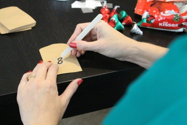 Countdown to Christmas craft- your kids will love opening the little envelopes for their countdown to Christmas. Between the Hershey's kiss inside they get to eat and the fun activity (some with kisses!) they get to do, it'll make those 25 days leading up to this Holiday more fun than ever.