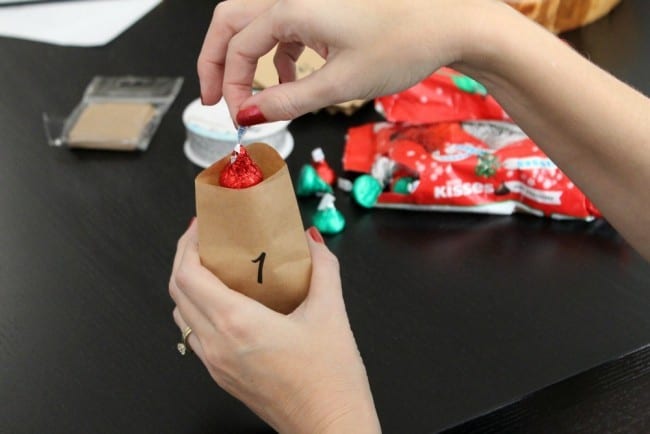 Countdown to Christmas craft- your kids will love opening the little envelopes for their countdown to Christmas. Between the Hershey's kiss inside they get to eat and the fun activity (some with kisses!) they get to do, it'll make those 25 days leading up to this Holiday more fun than ever.