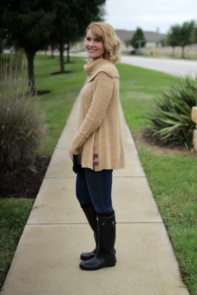 The perfect sweater makes for the perfect Hunter boots outfit.