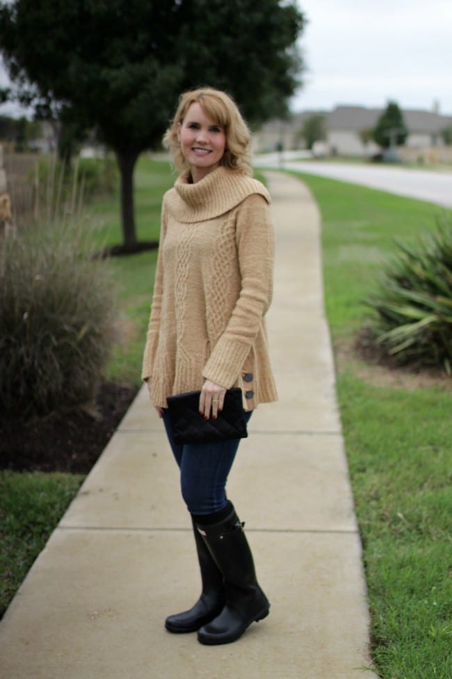 The perfect sweater makes for the perfect Hunter boots outfit.