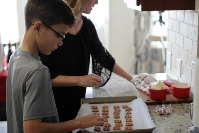 Peppermint Kisses Present Bites- These little bites are fun to make, delicious to eat and are a peppermint party for your taste-buds. With only four easy to find ingredients, these bites are incredibly easy to make!