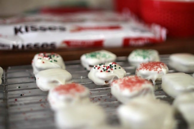 Peppermint Kisses Present Bites- These little bites are fun to make, delicious to eat and are a peppermint party for your taste-buds. With only four easy to find ingredients, these bites are incredibly easy to make!