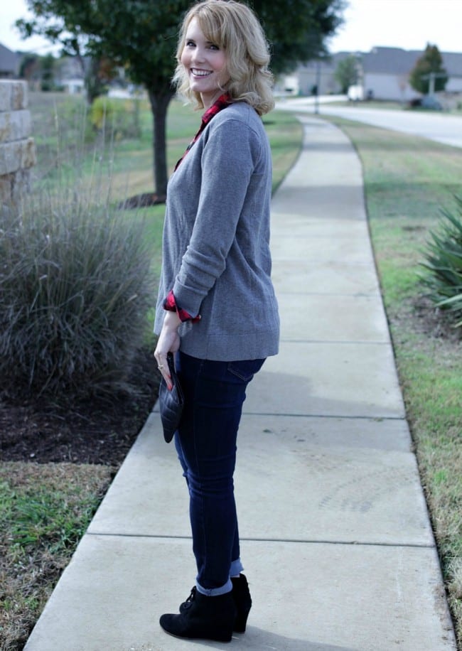 A casual and simple boyfriend cardigan outfit. Pair a red and black flannel with a neutral cardigan, jeans and booties for a great fall look.