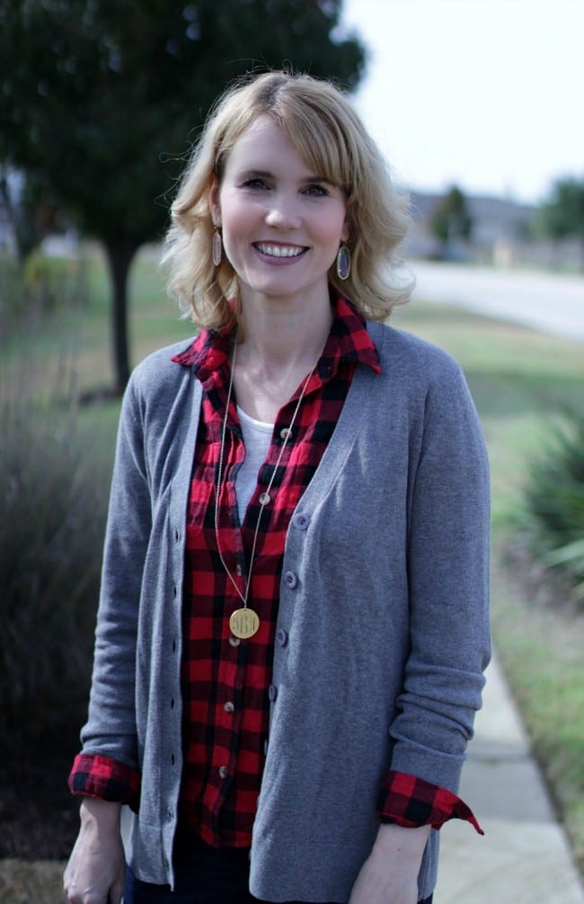 A casual and simple boyfriend cardigan outfit. Pair a red and black flannel with a neutral cardigan, jeans and booties for a great fall look.