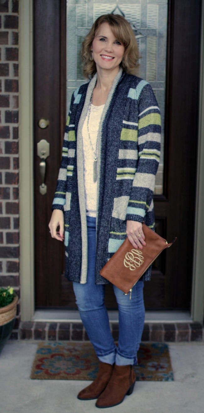 Cute outfit ideas of the week - this week's feature is all about the long cardigan outfit. A long cardigan is versatile, comfortable and looks perfect with jeans and your favorite shoes.