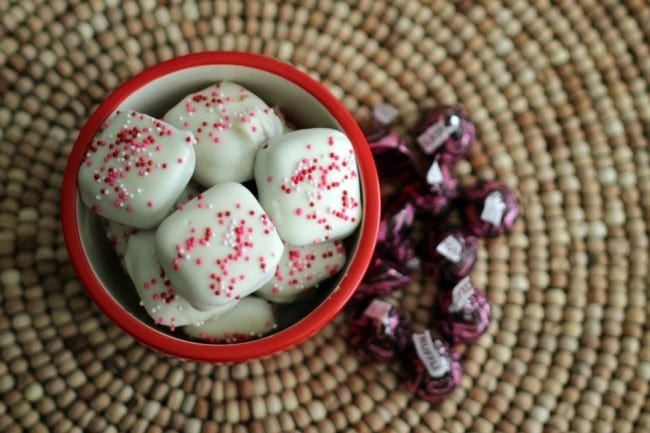 Valentines Snack Idea - These Chocolate Pretzel Bites are easy to make, require only four ingredients and are a definite crowd pleaser.