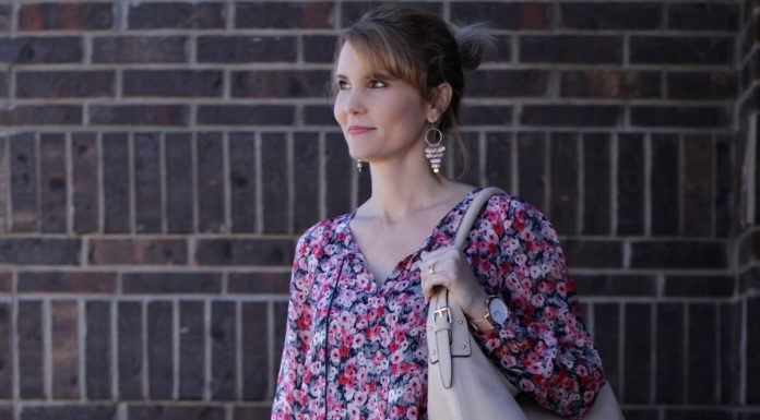 A floral shirt outfit perfect for your spring wardrobe. Pair it white denim and a cute pair of sandals and you're good to go!