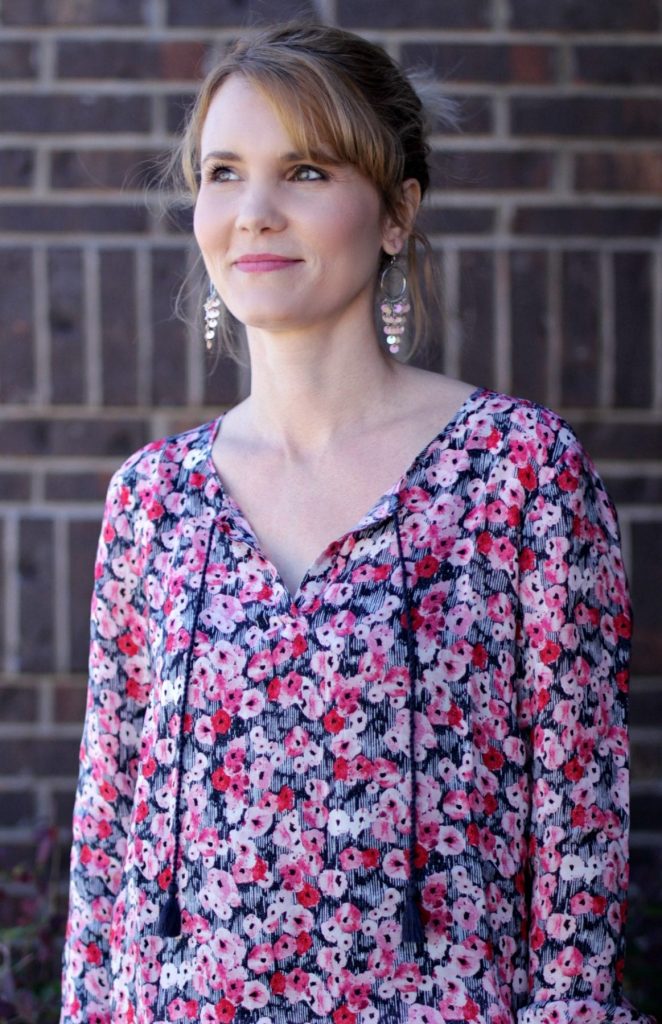 A floral shirt outfit perfect for your spring wardrobe. Pair it white denim and a cute pair of sandals and you're good to go!