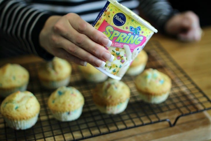 Easter Cupcake Idea -- Whether you planned on making Easter cupcakes or your 4th grader sprung it on you the night before that he/she needed them for a party, do I have the easiest idea for you. Thanks to this fun icing technique I discovered, you'll have bakery worthy cupcakes in a jiffy.