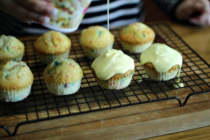 Easter Cupcake Idea -- Whether you planned on making Easter cupcakes or your 4th grader sprung it on you the night before that he/she needed them for a party, do I have the easiest idea for you. Thanks to this fun icing technique I discovered, you'll have bakery worthy cupcakes in a jiffy.