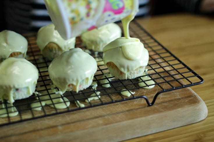 Easter Cupcake Idea -- Whether you planned on making Easter cupcakes or your 4th grader sprung it on you the night before that he/she needed them for a party, do I have the easiest idea for you. Thanks to this fun icing technique I discovered, you'll have bakery worthy cupcakes in a jiffy.