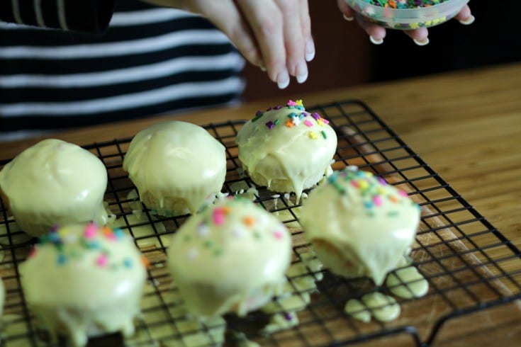 Easter Cupcake Idea -- Whether you planned on making Easter cupcakes or your 4th grader sprung it on you the night before that he/she needed them for a party, do I have the easiest idea for you. Thanks to this fun icing technique I discovered, you'll have bakery worthy cupcakes in a jiffy.