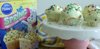 Easter Cupcake Idea -- Whether you planned on making Easter cupcakes or your 4th grader sprung it on you the night before that he/she needed them for a party, do I have the easiest idea for you. Thanks to this fun icing technique I discovered, you'll have bakery worthy cupcakes in a jiffy.