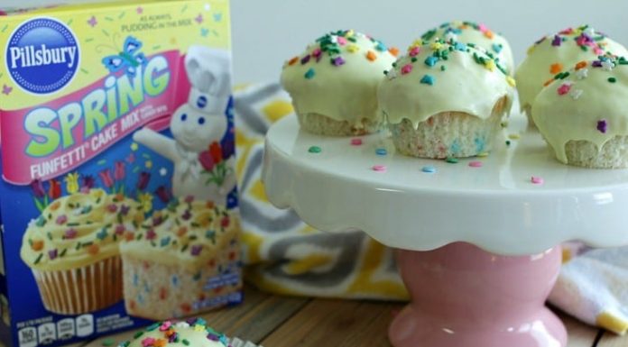 Easter Cupcake Idea -- Whether you planned on making Easter cupcakes or your 4th grader sprung it on you the night before that he/she needed them for a party, do I have the easiest idea for you. Thanks to this fun icing technique I discovered, you'll have bakery worthy cupcakes in a jiffy.