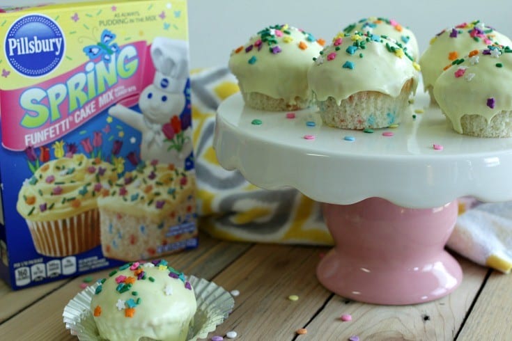 Easter Cupcake Idea -- Whether you planned on making Easter cupcakes or your 4th grader sprung it on you the night before that he/she needed them for a party, do I have the easiest idea for you. Thanks to this fun icing technique I discovered, you'll have bakery worthy cupcakes in a jiffy.