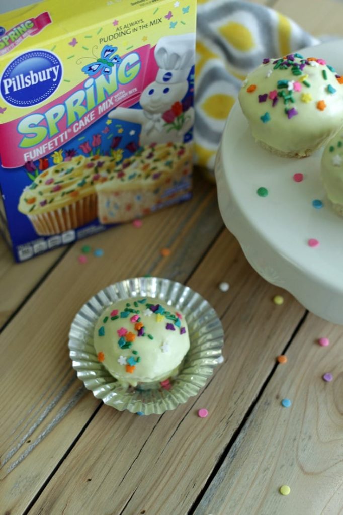 Easter Cupcake Idea -- Whether you planned on making Easter cupcakes or your 4th grader sprung it on you the night before that he/she needed them for a party, do I have the easiest idea for you. Thanks to this fun icing technique I discovered, you'll have bakery worthy cupcakes in a jiffy.