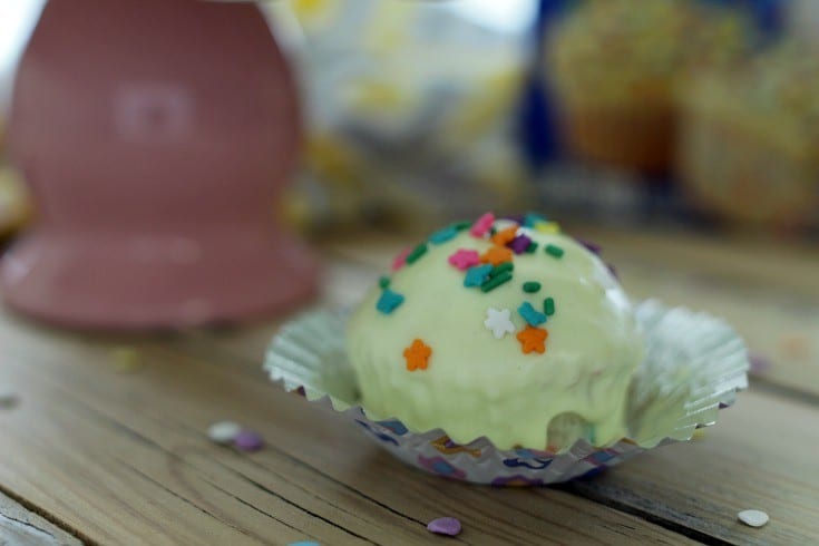 Easter Cupcake Idea -- Whether you planned on making Easter cupcakes or your 4th grader sprung it on you the night before that he/she needed them for a party, do I have the easiest idea for you. Thanks to this fun icing technique I discovered, you'll have bakery worthy cupcakes in a jiffy.