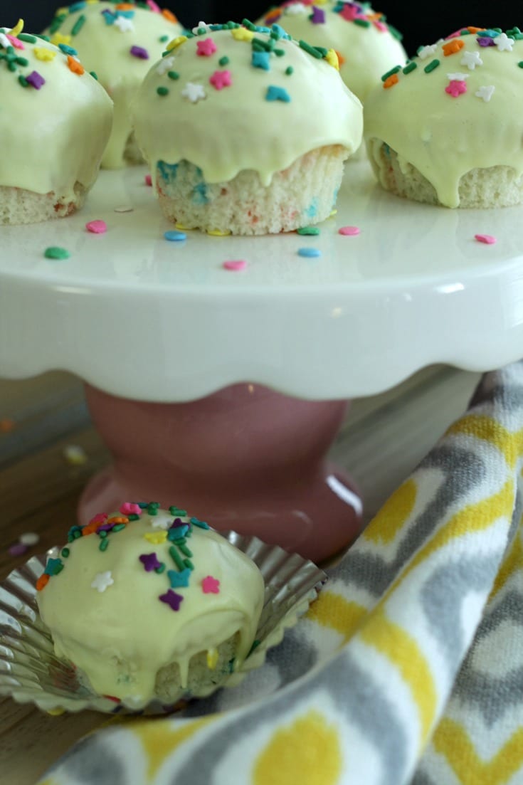 Easter Cupcake Idea -- Whether you planned on making Easter cupcakes or your 4th grader sprung it on you the night before that he/she needed them for a party, do I have the easiest idea for you. Thanks to this fun icing technique I discovered, you'll have bakery worthy cupcakes in a jiffy.