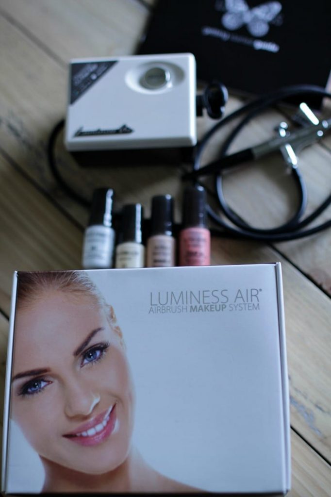 Luminess Air Airbrush Makeup Kit -- Have you ever tried an airbrush makeup kit? If you have acne scars, rosacea or want fuller coverage for a big event in your life, this kind of foundation application might be just what you're looking for.