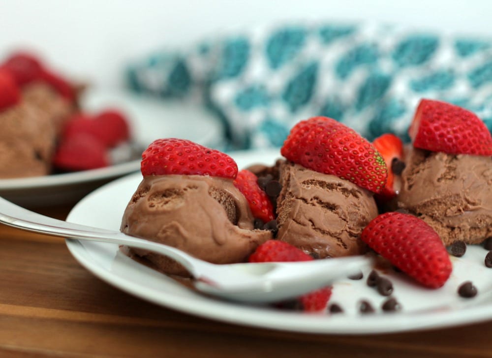 . Let me introduce you to a dessert that has three elements to satisfy that evening sweet tooth. It’s chocolatey, it’s fruity, it has a nice crunch and probably the best thing about it – it’s super easy! I’m talking about Strawberry Chocolate Crunch.