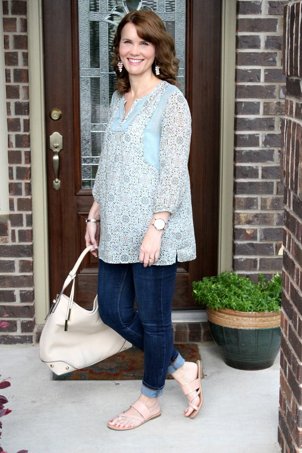 Spring outfit idea: Rolled denim, pastel tunic and patent sandals in blush.