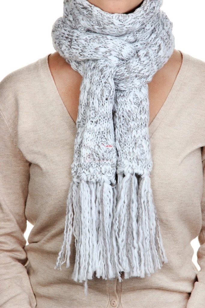 Everything you've ever wanted to know about how to tie a scarf. A scarf is one of the best accessories for fall and winter. Not only does it look fantastic with your outfits, but it keeps you warm. See all of the ways to tie #blanketscarves #infinityscarves and #longscarves. #howtotieascarf