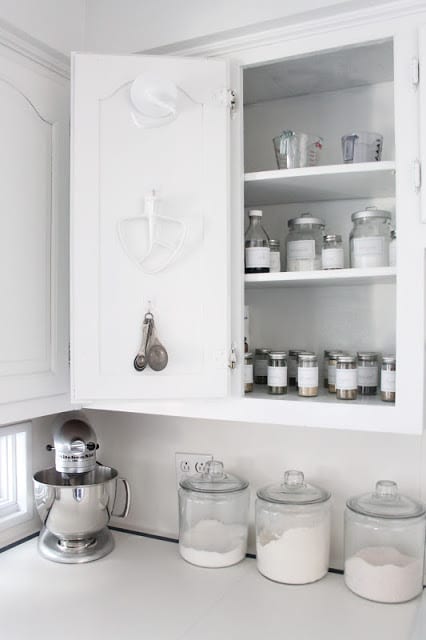 Kitchen organization ideas that you can really use! You don't want to miss these tips to spruce up your kitchen!